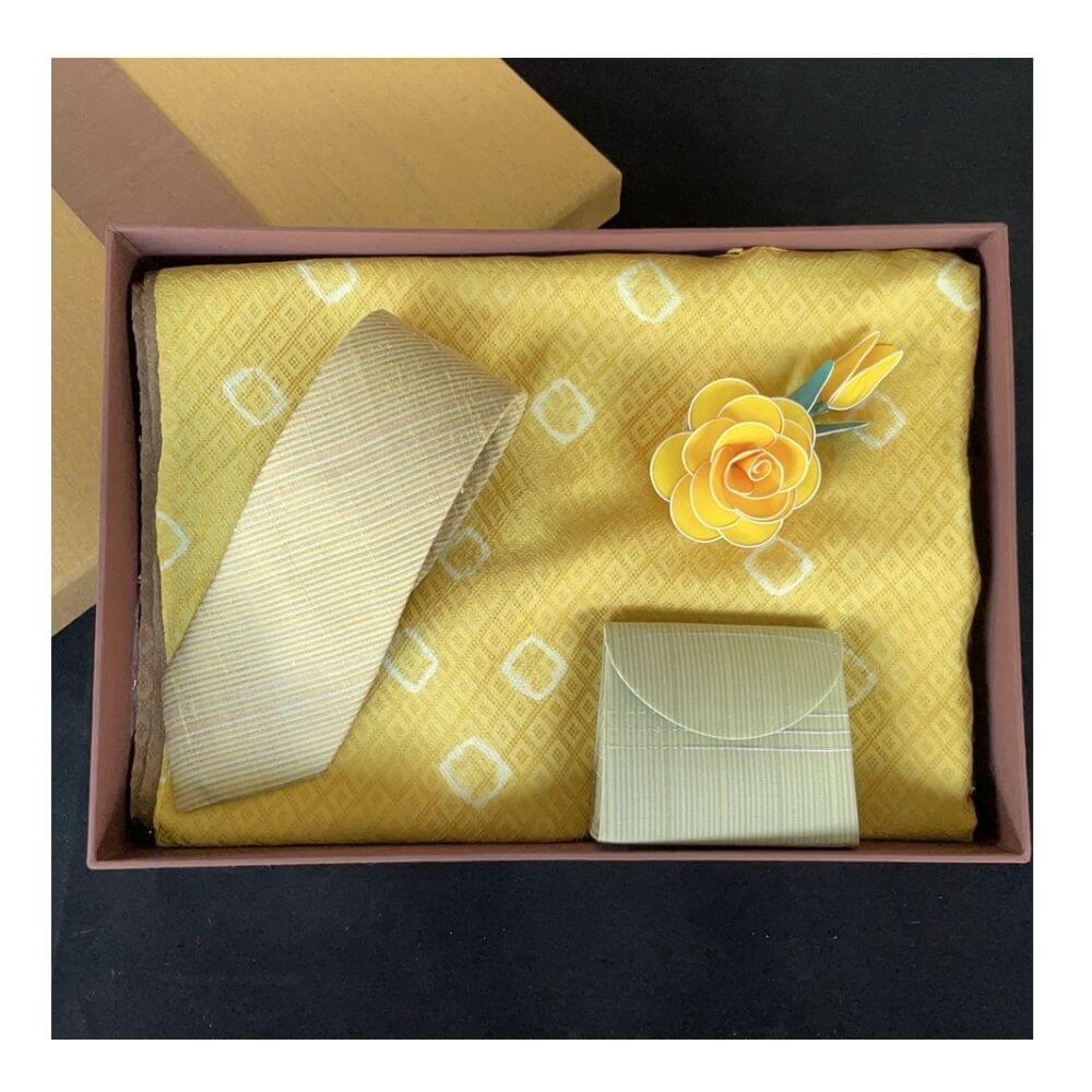 เซ็ตของขวัญผ้าไหมแท้ CHOBMAI SILK ผ้าไหมย้อมสไลด์สี ธีมสีเหลือง เซ็ต 4 ชิ้น (ผ้าคลุมไหล่ กระเป๋าสตางค์ เนกไท และเข็มกลัด)